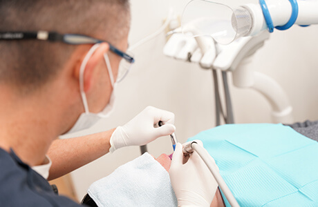 ペリオフィールを歯肉へ注入